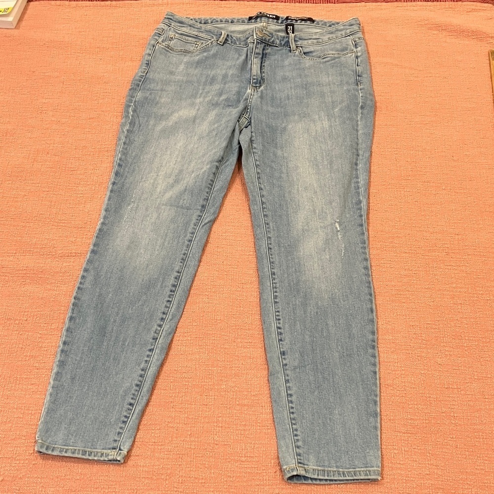 Women's Light Blue distressed Jeans W35L29